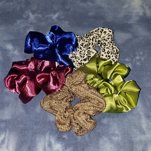 UO 5pk of scrunchies - Picture 4 of 6